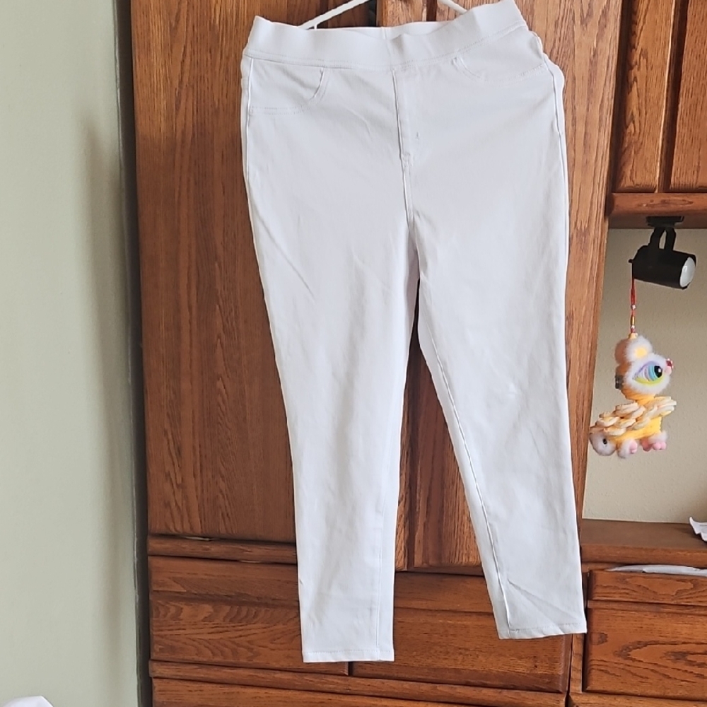 Time and Tru Women's Straight Leg Jeans - White